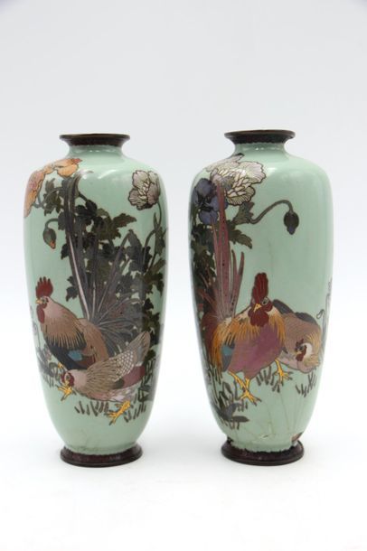 null Japon, période Meiji

Paire de petits vases shippo de forme fuselée à petit...