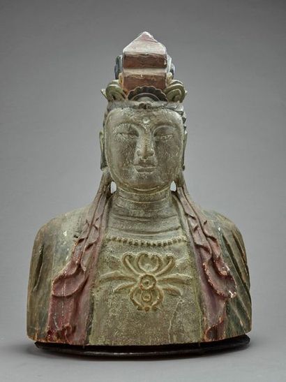null CHINE, dynastie des Qing.

Buste de bodhisattva couronné et coiffé d’un chignon...