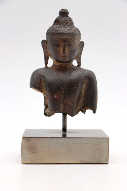 null Buste de Bouddha. Thailande, XVIIème siècle

Bronze. Haut : 9 ,5 cm. 

Ex Christie's...