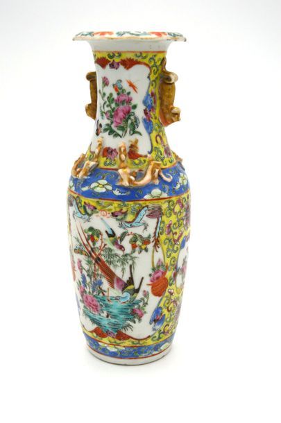 null Chine

Vase en porcelaine à décor dans le gout de la famille rose d'oiseaux...