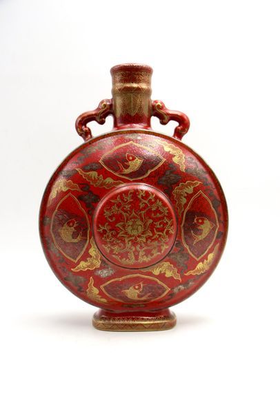 null Chine XXe siècle, Vase gourde en céramique émaillée rouge et or. Marque apocryphe...