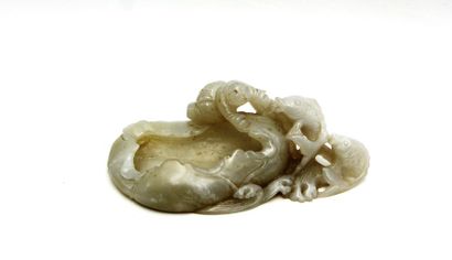 null Chine XXe siècle 

Godet de peintre en jade blanc sculpté d'un pêcheur et carpes...