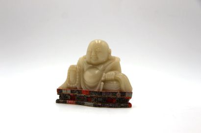 null Chine, Début XXème 



Bouddha assis en stéatite céladon

H : 9 cm