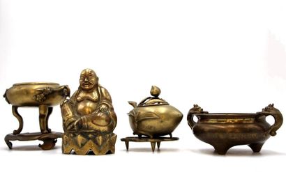 null Chine du sud, XIXème-XXème siècle



Ensemble de 4 objets en bronze comprenant...