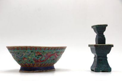 null Chine XIXème siècle



Ensemble de 2 objets en porcelaine et émaux, composé...