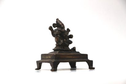 null Inde, XIXème siècle



Statuette en cuivre représentant Ganesh assis sur un...