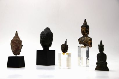 null Sîam, XVIIème - XVIIIème siècle



Ensemble de 5 statuettes de bouddhas en bronze,...
