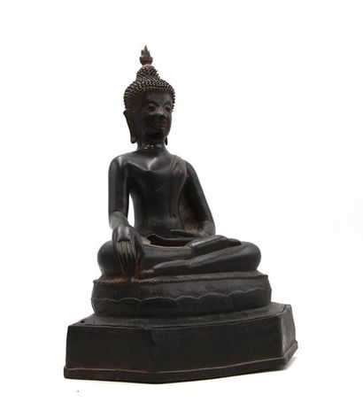 null Laos, XIXème siècle



Statuette en bronze représentant Bouddha assis sur un...