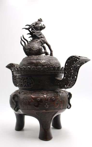 null Japon, XIXème siècle



Grand brûle-parfum tripode en bronze, belle patine brun...