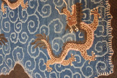 null CHINE (Pekin) début XXème

Champ bleu marine à décor de dragons à 5 griffes...