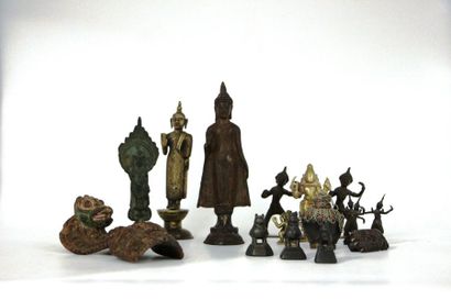 null Ensemble de 16 objets divers comprenant 3 poids à opium en bronze, une tabatière...