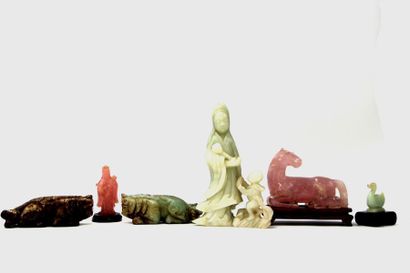 null Chine, XXème siècle

Ensemble de 6 statuettes sculptées, en serpentine, quartz...