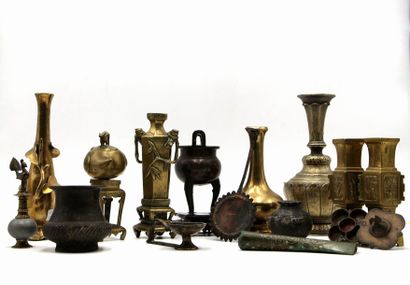 null Ensemble de 15 objets divers en métal (bronze, étain, laiton, ...) comprenant...