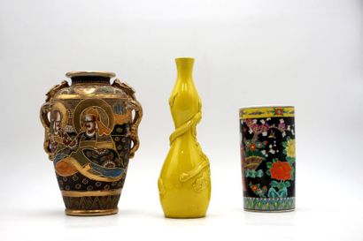 null Ensemble de 3 vases en céramique.

H : de 19 cm à 25,5 cm

