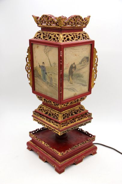 null Chine

Lanterne en bois sculpté et ajouré, peint en rouge et or. Le verre étant...