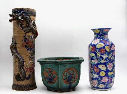 null Ensemble comprenant 2 vases et une jardinière en céramique

H : de 15 cm à 41...