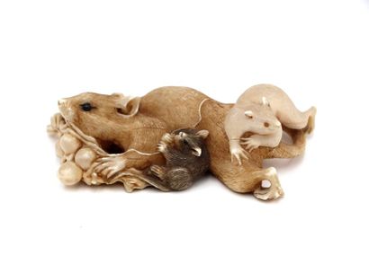 null Japon

Rats

Groupe en ivoire sculpté formé de troix rat sur une grappe de raisin

signé



L:...