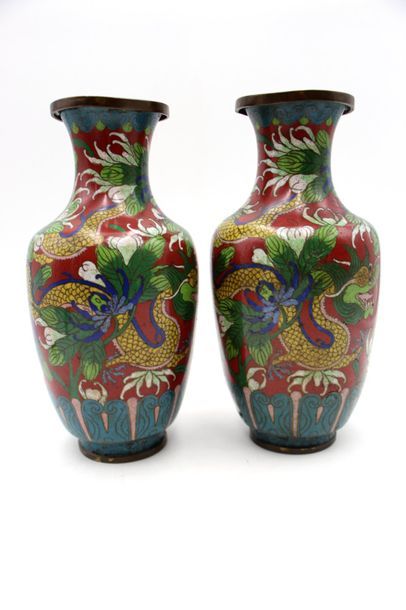 null Chine

Paire de vases

en émaux cloisonnés à décor de dragons impériales

Vers...