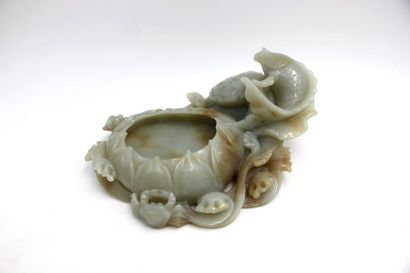 null Chine XXe siècle 

Godet de peintre en jade céladon veiné de rouille sculpté...