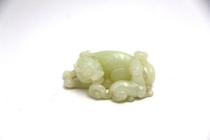 null Chine XXe siècle 

Groupe en jade translucide sculpté d'un chilong et son petit....