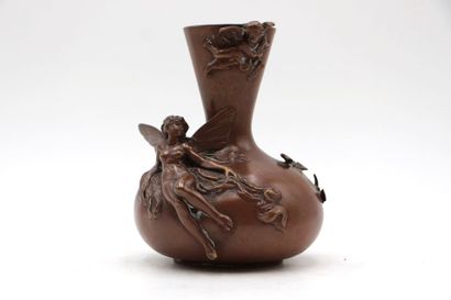 null Louis Ernest BARRIAS

Petit vase pansu en bronze à décor appliqué d'une nymphe...