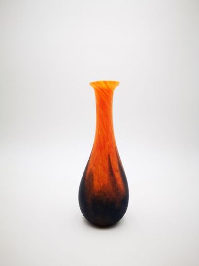 null LE VERRE FRANCAIS

Vase soliflore en verre marmoréen

signé

H: 26 cm