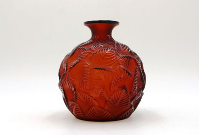 null René LALIQUE (1860-1945)

Vase "Ormeaux" dit aussi "Feuillages" en verre pressé...