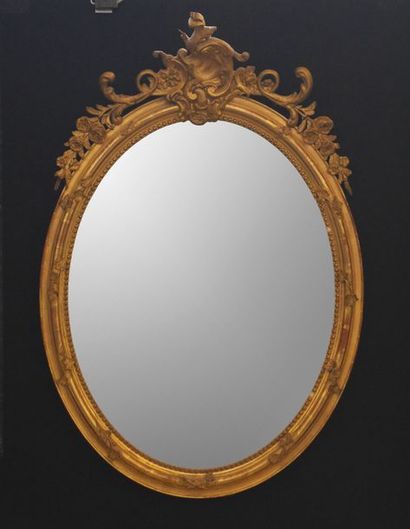 null Grand miroir de forme ovale 

en bois doré

XIXème siècle

140 x 95 cm

(fe...