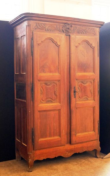 null Armoire 

en bois mouluré ouvrant à deux portes, à décor d'une coquille

Fin...