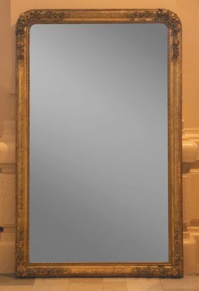 null Important miroir rectangulaire 

en bois sculpté et doré à décor de fleurettes

XIXème...