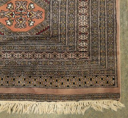 null MOUTAN (Pakistan)

Important tapis à décor floral dans des réserves géométriques

Brun...