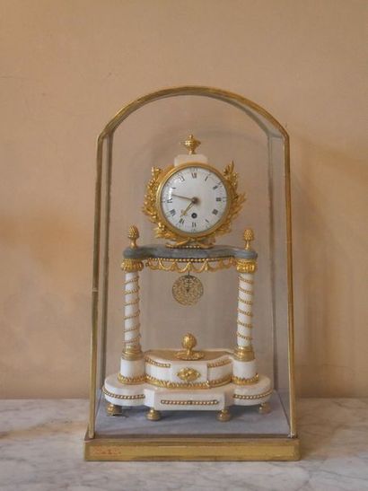 null Pendule 

en albâtre et laiton doré sous cloche

XIXème siècle

H: 40cm 
