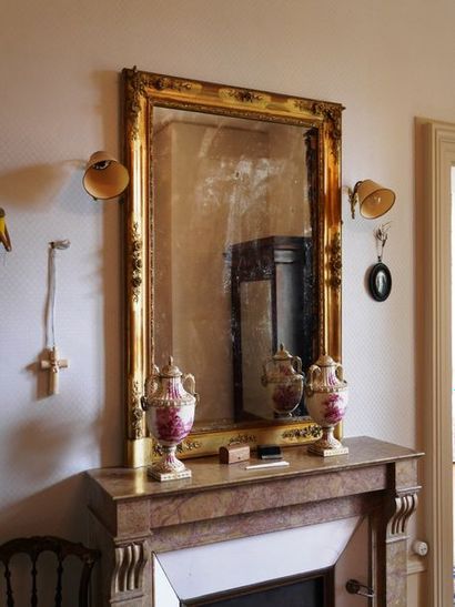 null Miroir en bois mouluré à décor de fleurettes

XIXème siècle

H: 130cm