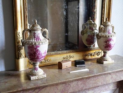 null Paire de vases couverts 

en porcelaine doré et camaïeu de rose 

H:42cm

(couvercles...
