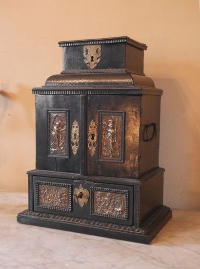 null Cabinet miniature formant coffret 

en bois noirci 

XIXème