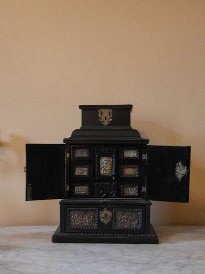 null Cabinet miniature formant coffret 

en bois noirci 

XIXème