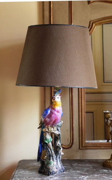 null Pied de lampe

en faïence représentant un perroquet branché 

XIXème siècle

H:...