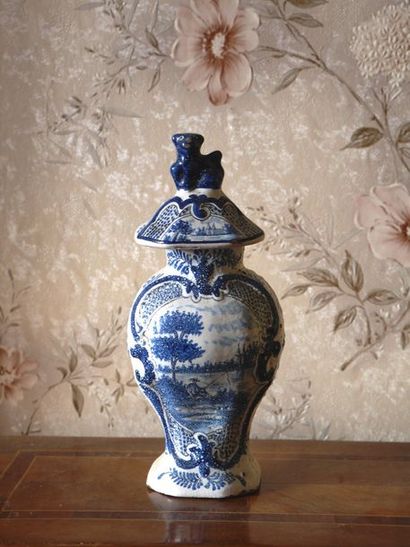 null Delft

Vase couvert

en faïence dans le gout de la Chine, le couvercle surmonté...