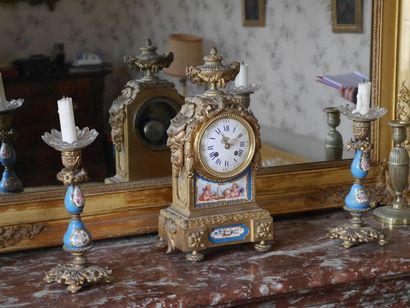 null Garniture de cheminée comprenant une pendule et ses deux chandeliers en porcelaine...