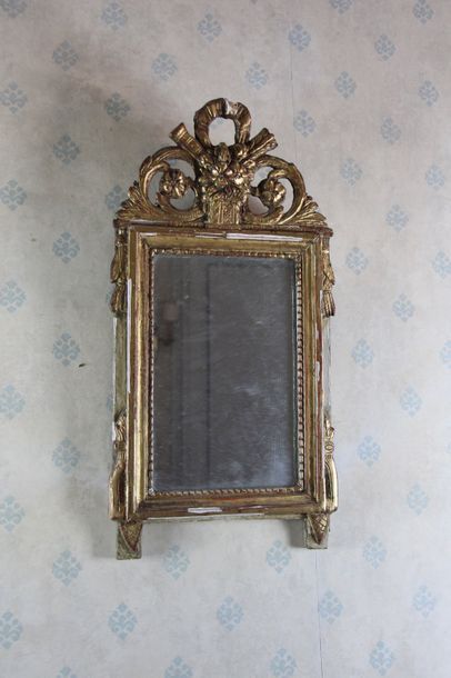 null Petit miroir à fronton 

en bois doré sculpté à décor de panier fleuri 

XVIIIème...