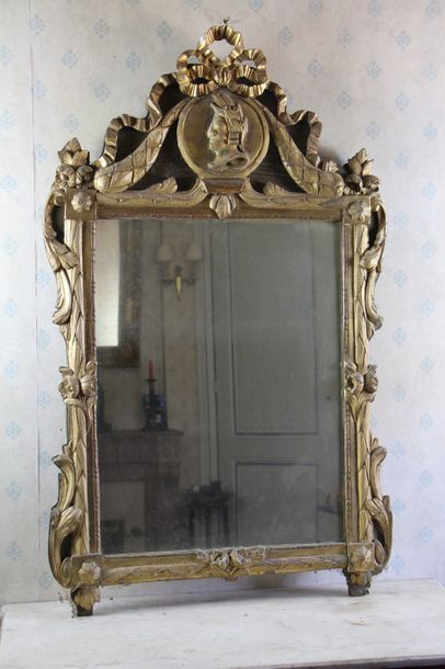 null Miroir en bois sculpté et doré, le fronton à décor d'un profil de femme

XVIIIème...
