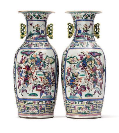 CHINE début XXe siècle Paire de vases balustres en porcelaine de Canton, à décor...