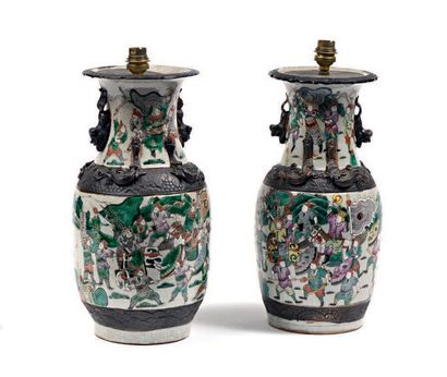 CHINE fin du XIXe siècle Deux vases balustres formant pendants, en grés de Nankin,...
