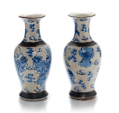CHINE FIN XIXE-DÉBUT XXE SIÈCLE Paire de vases en grès de Nankin, à décor de lions...