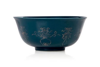 CHINE Coupe en porcelaine et émail bleu canard, à décor rehaussé d'or, de vases et...