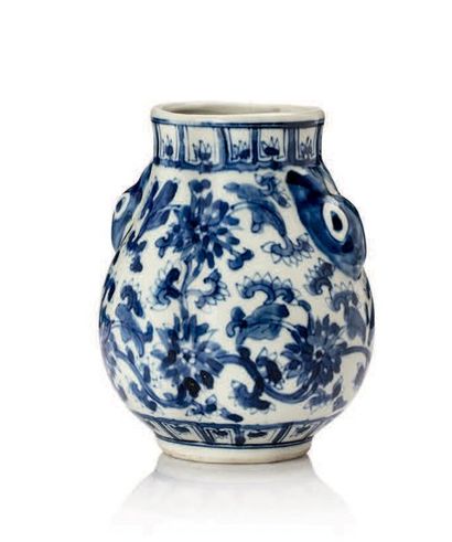CHINE PÉRIODE QING Petit vase de forme Hu en porcelaine blanche, à décor en bleu...
