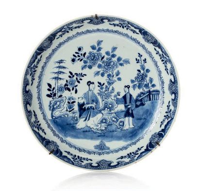CHINE XVIIIe siècle Coupe creuse en porcelaine blanche, à décor en médaillon en bleu...