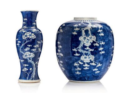 CHINE fin XIXe Lot de trois porcelaines à décor de prunus en fleurs, blanc sur fond...