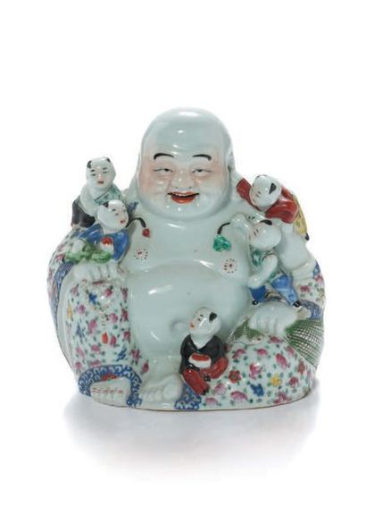 CHINE XXe siècle Bouddha aux cinq enfants, porcelaine de la famille rose.
H. 23 cm
中国...