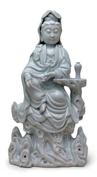 CHINE début XXe siècle Sujet en porcelaine blanc de Chine, représentant Guanyin de...